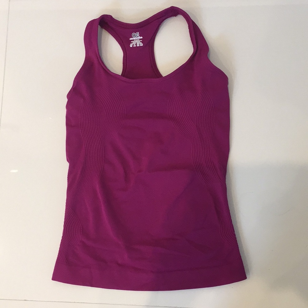 Sporty form fitting tank top with built in bra